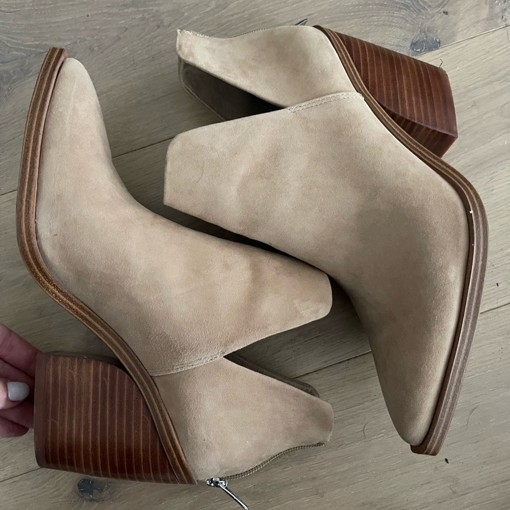 Vince Camuto Gigietta Bootie 9 Tortilla Suede